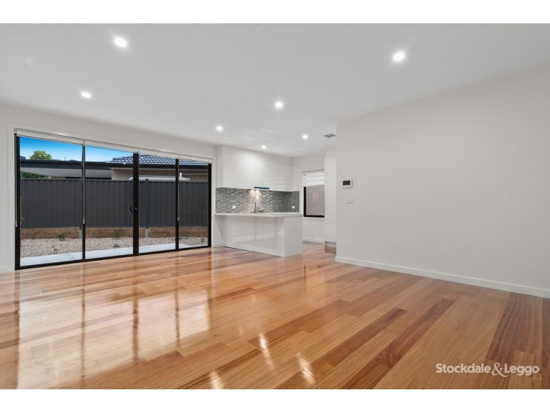 2/10 Valdoone Court, Oak Park VIC 3046