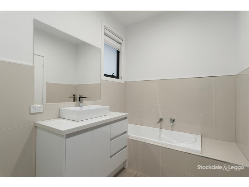 2/10 Valdoone Court, Oak Park VIC 3046