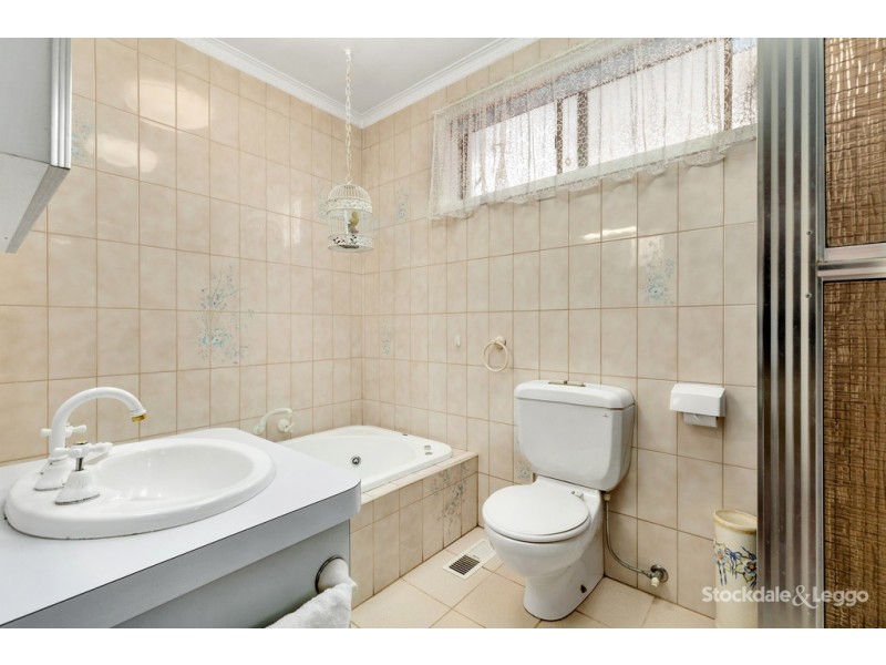 4 Malcolm Street, Oak Park VIC 3046