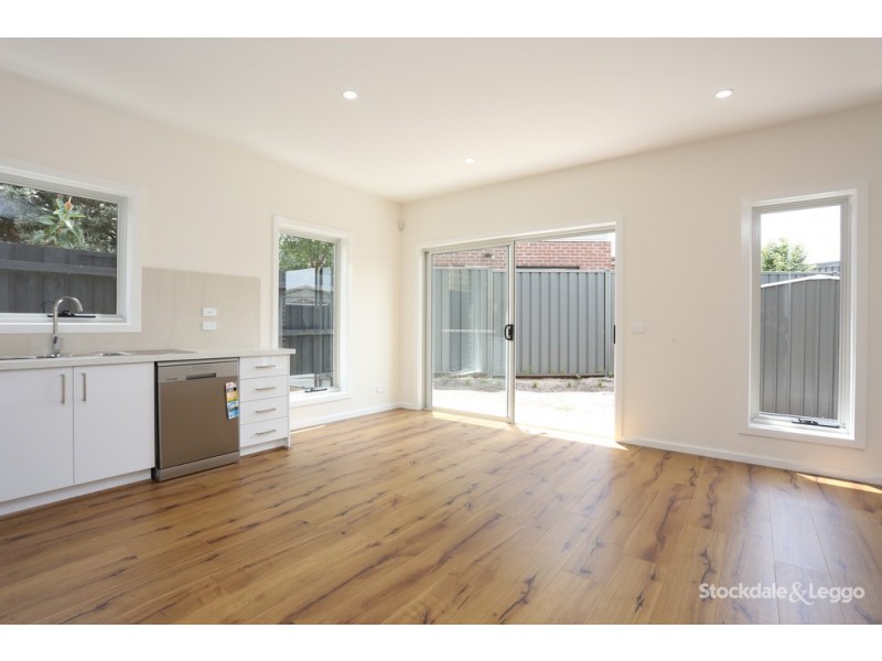 4/8 Fidge Court, Jacana VIC 3047