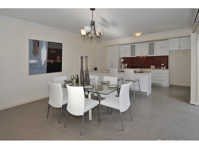 2B Strachan Street, Oak Park VIC 3046