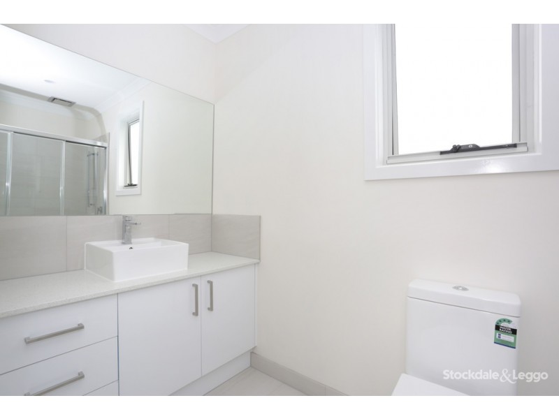 2/8 Fidge Crt, Jacana VIC 3047