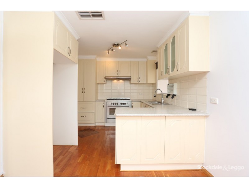 15 Hendricks Cres, Jacana VIC 3047