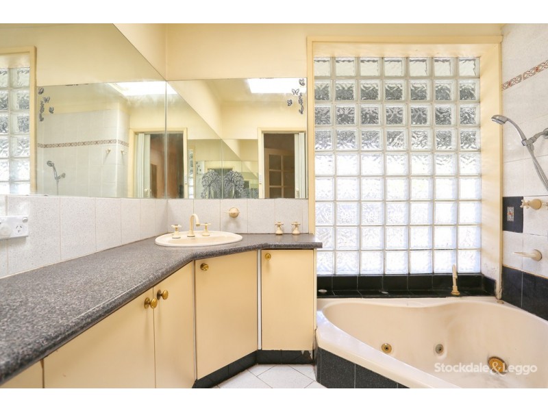 18 Bushfield Crescent, Coolaroo VIC 3048