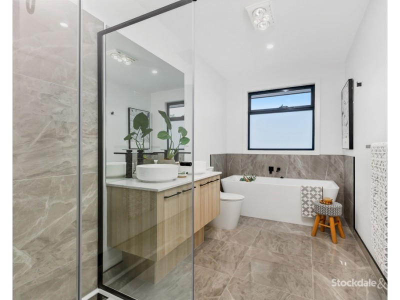 1/10 Curie Avenue, Oak Park VIC 3046