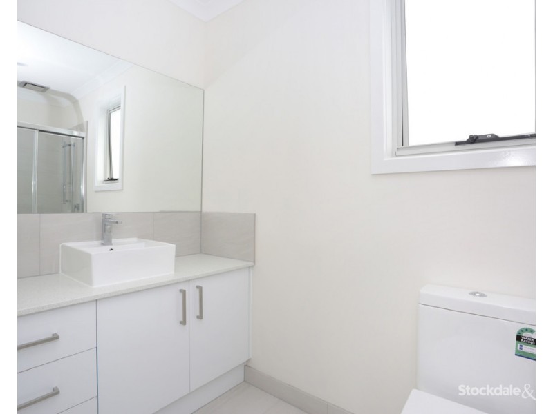 2/8 Fidge Court, Jacana VIC 3047