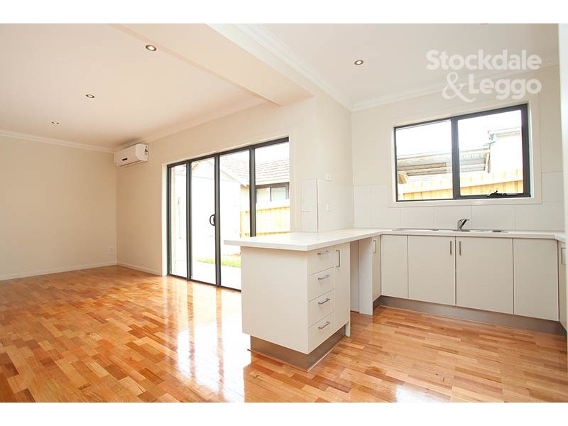2/62 Winifred Street, Oak Park VIC 3046