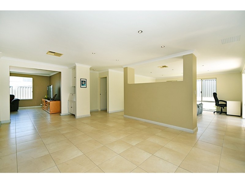 1 Cowra Turn, Aveley WA 6069