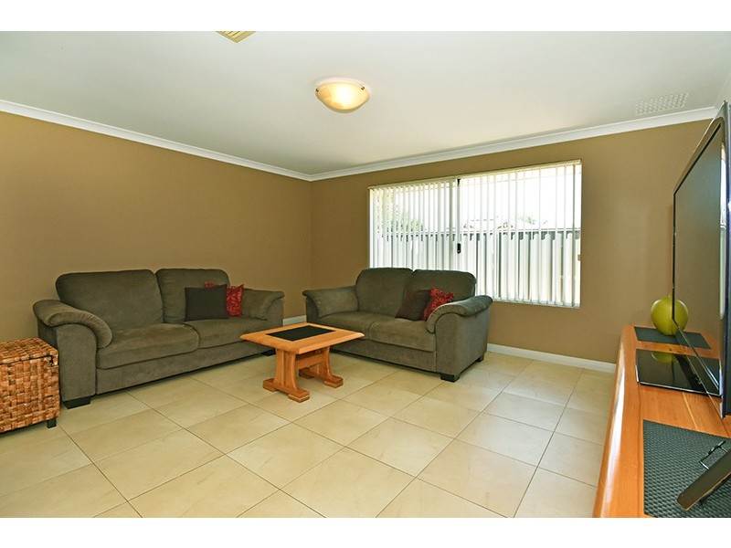 1 Cowra Turn, Aveley WA 6069