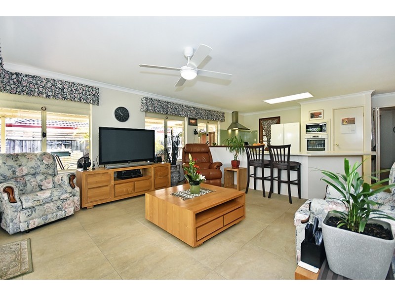 17 Beaufortia Crescent, Ellenbrook WA 6069