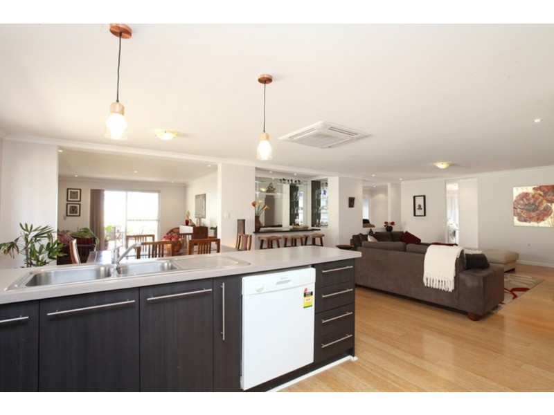 15 Rosinski Circle, Tapping WA 6065