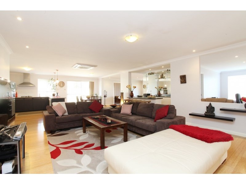 15 Rosinski Circle, Tapping WA 6065