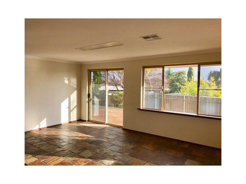 6 Valencia Court, Alexander Heights WA 6064