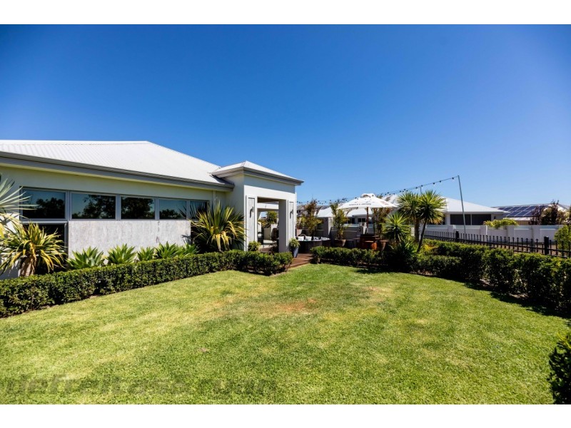 38 Ray Gardiner Vista, Tapping WA 6065