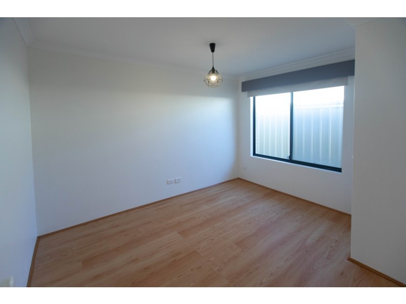 8 Merrivale Circle, Tapping WA 6065