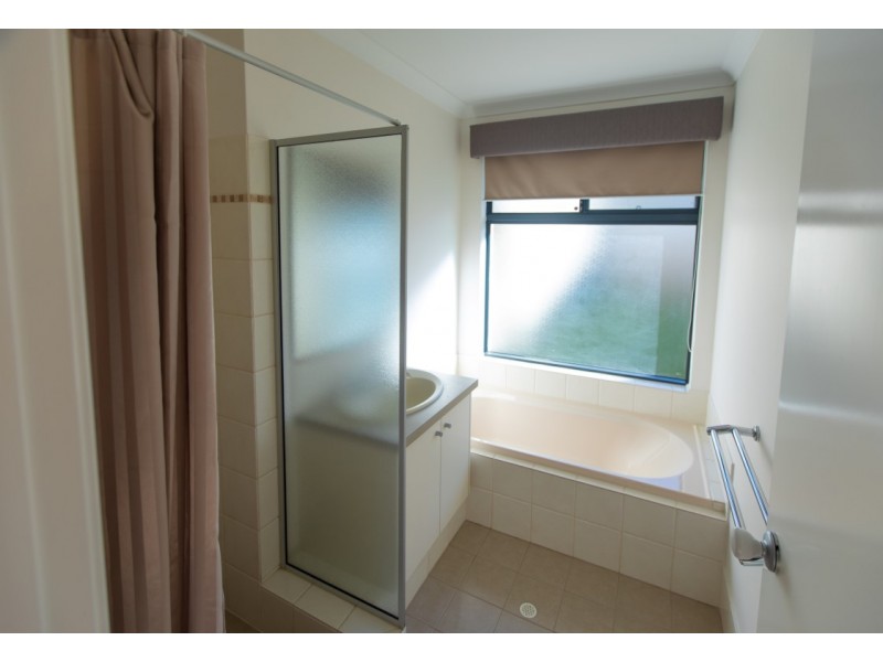 8 Merrivale Circle, Tapping WA 6065