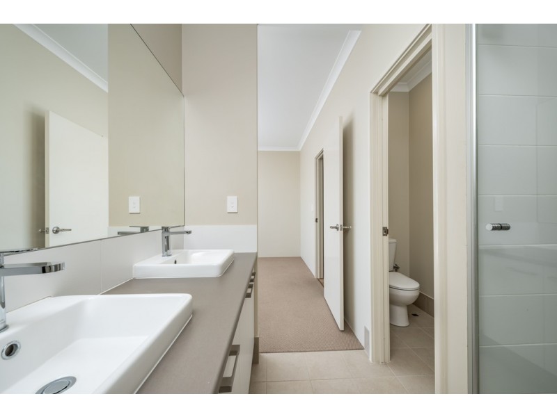 8 Chambered Way, Jindalee WA 6036