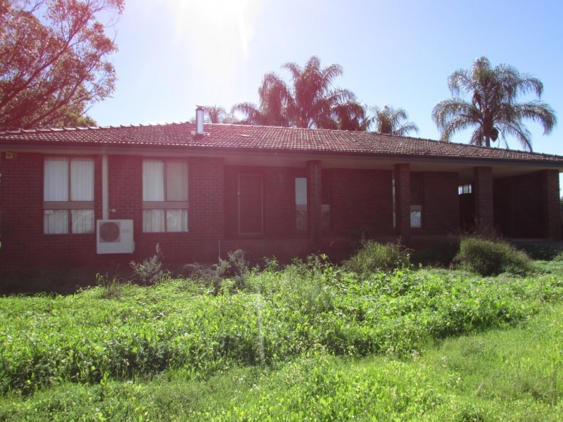 8 Leake Place, Belhus WA 6069