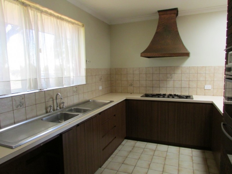 8 Leake Place, Belhus WA 6069
