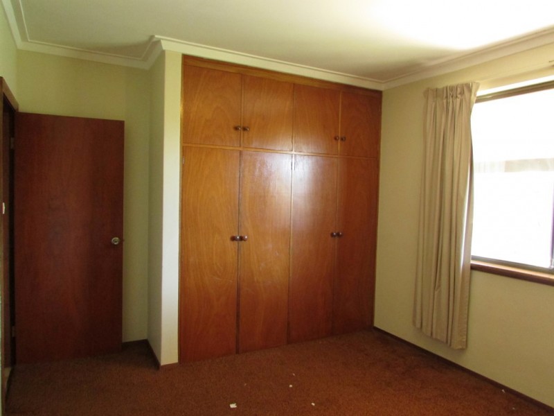 8 Leake Place, Belhus WA 6069