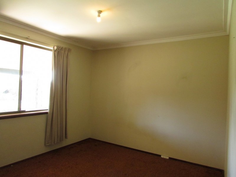 8 Leake Place, Belhus WA 6069