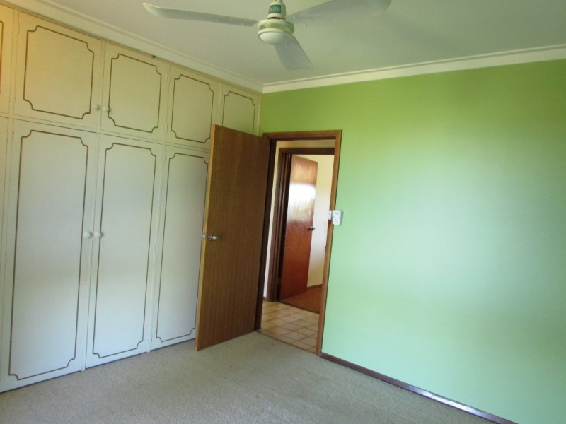 8 Leake Place, Belhus WA 6069