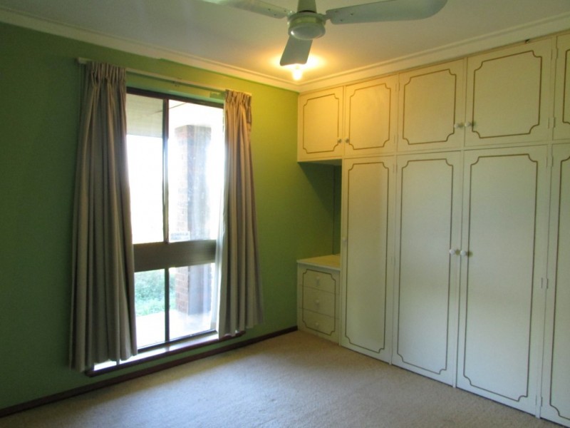 8 Leake Place, Belhus WA 6069