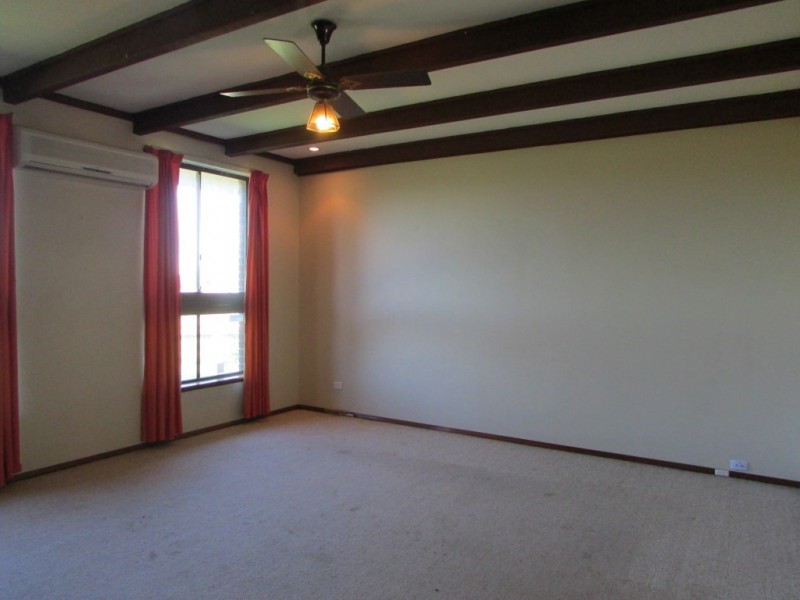 8 Leake Place, Belhus WA 6069