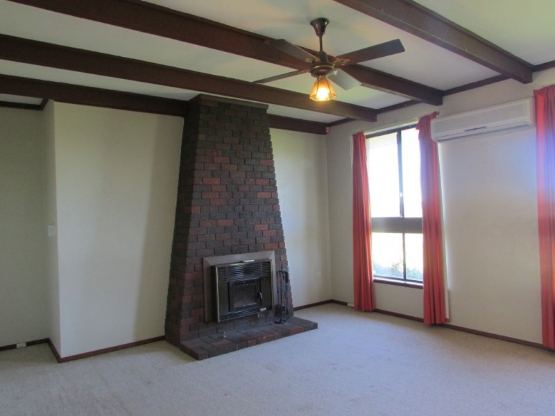 8 Leake Place, Belhus WA 6069