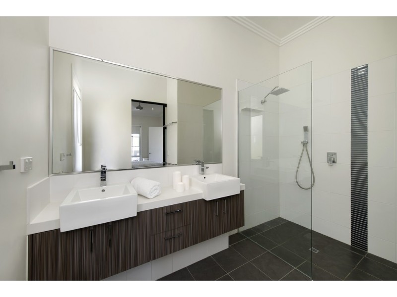 8 Hayward Street, Paddington QLD 4064