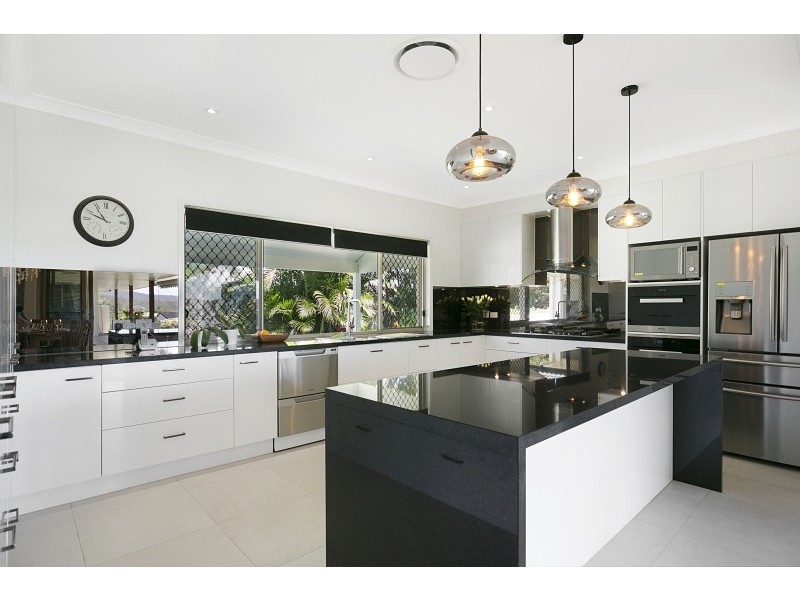 11 Preston Place, Brookfield QLD 4069