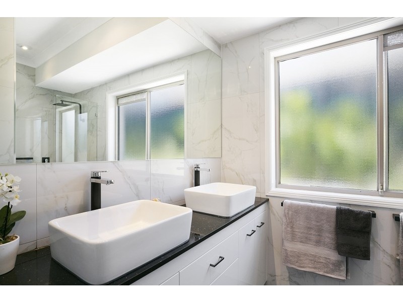 11 Preston Place, Brookfield QLD 4069