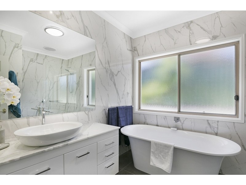 11 Preston Place, Brookfield QLD 4069