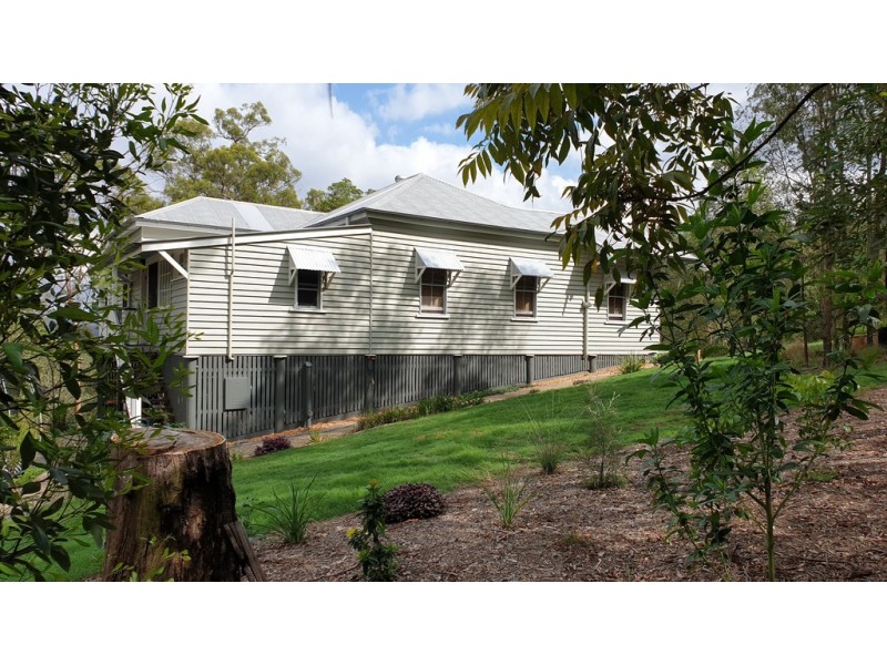 220 Boscombe Road, Brookfield QLD 4069
