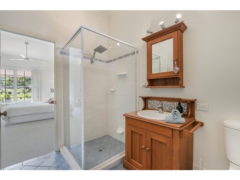 130 Gold Creek Road, Brookfield QLD 4069