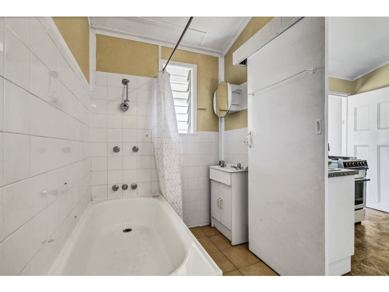 74 Kent Road, Wooloowin QLD 4030