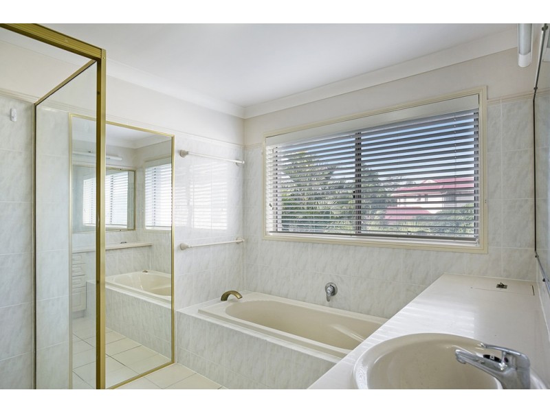 8 Blackman Court, Brookfield QLD 4069