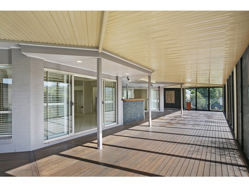 8 Blackman Court, Brookfield QLD 4069