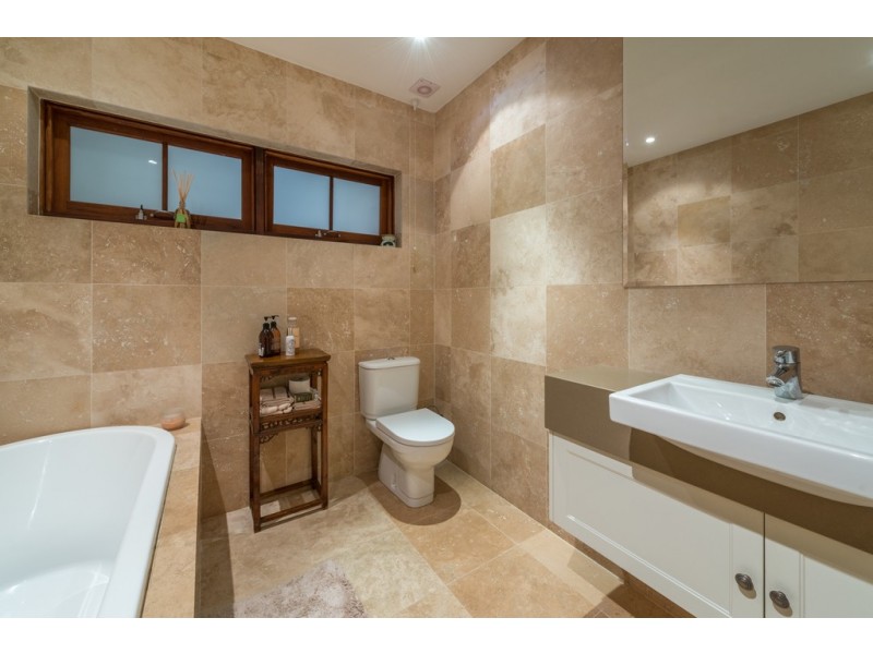 130 Savages Road, Brookfield QLD 4069