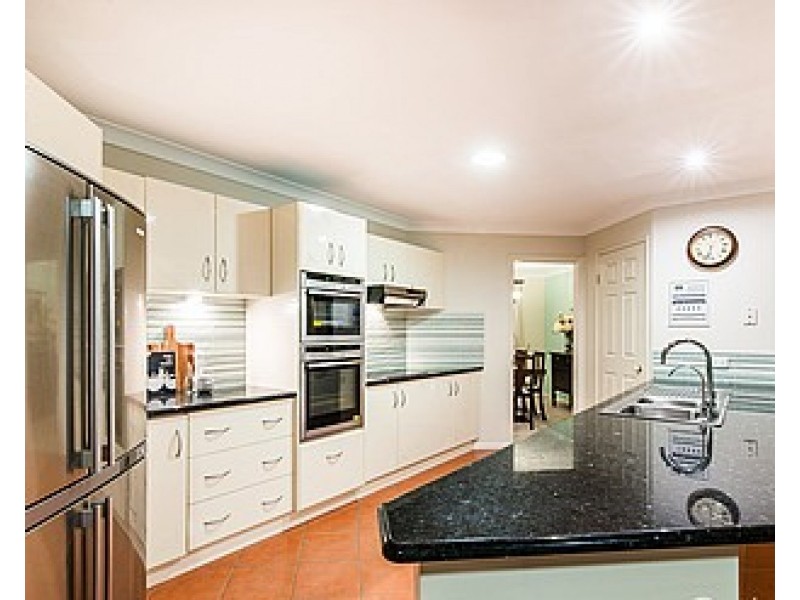 12 Forest Place, Carindale QLD 4152