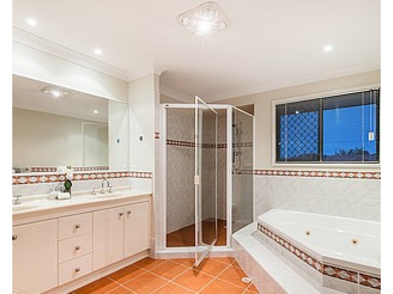 12 Forest Place, Carindale QLD 4152