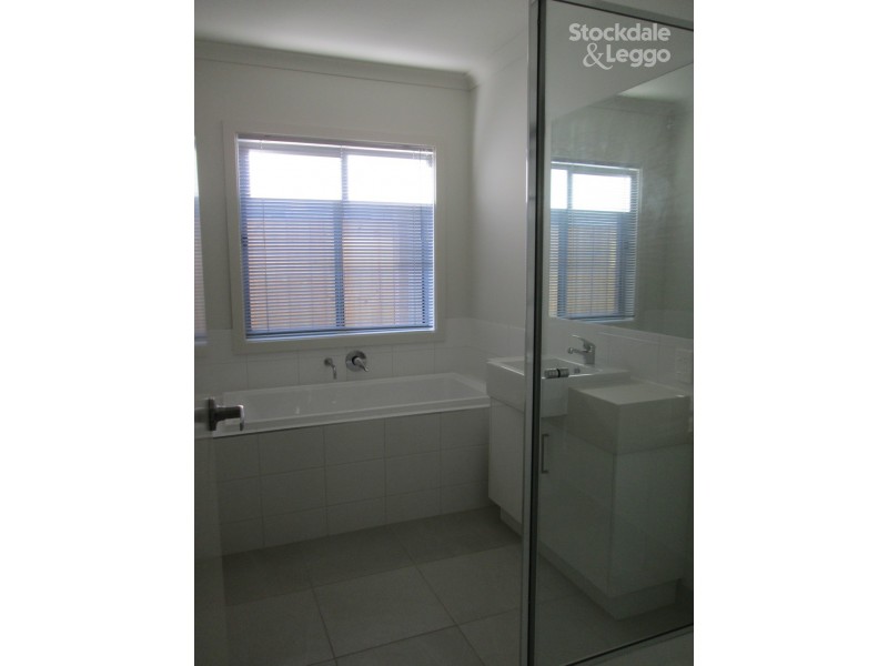 16 Woodright Circuit, Cranbourne VIC 3977