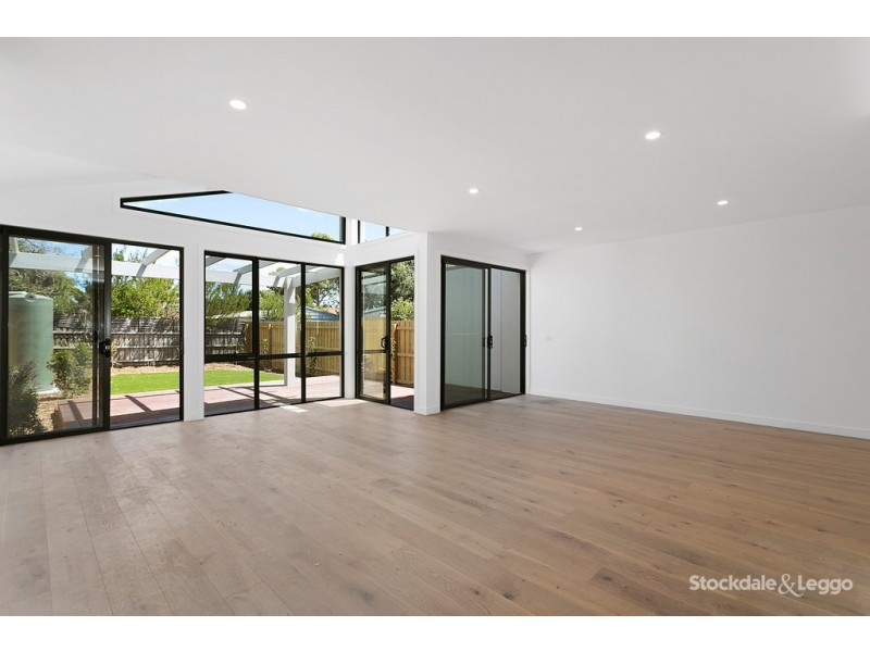 2/10 Overlea Avenue, Rosebud VIC 3939