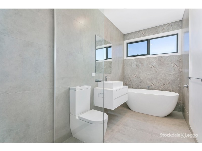 2/10 Overlea Avenue, Rosebud VIC 3939