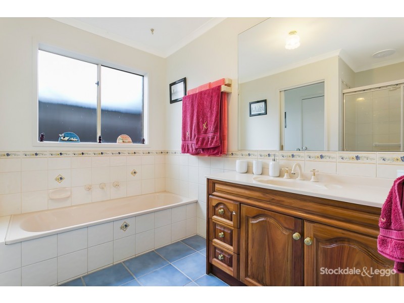 182 Seventh Avenue, Rosebud VIC 3939