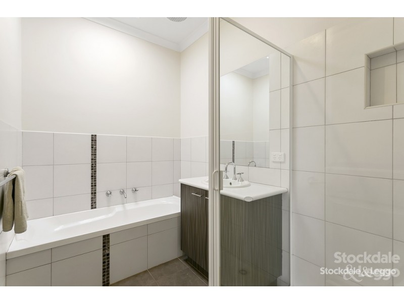 2/4 Moorfield Avenue, Rosebud VIC 3939
