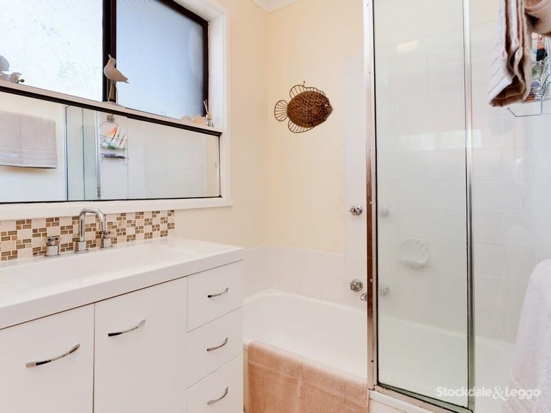 104 Fifth Avenue, Rosebud VIC 3939