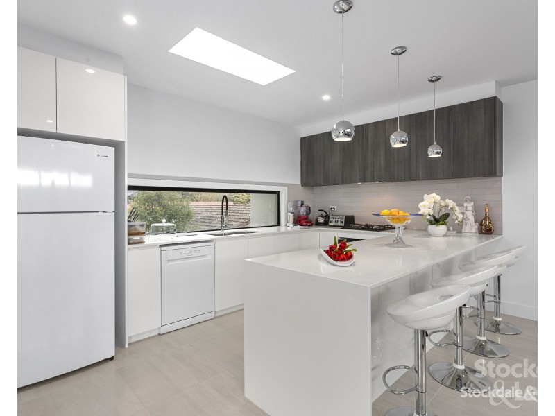 2/13 Rosebrook Avenue, Rosebud VIC 3939