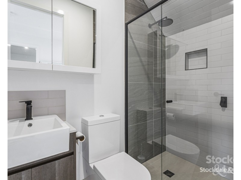 2/13 Rosebrook Avenue, Rosebud VIC 3939