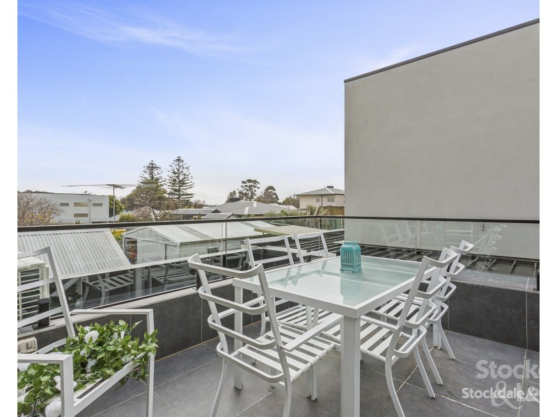 2/13 Rosebrook Avenue, Rosebud VIC 3939